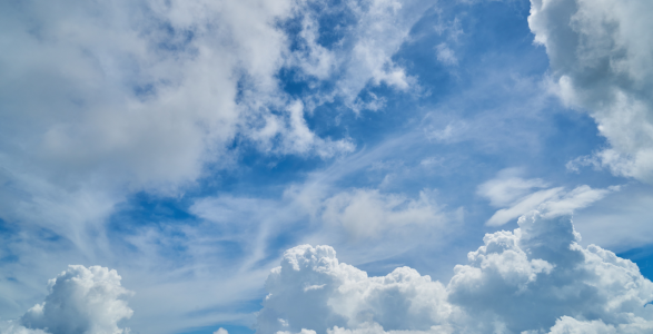 A picture of the sky full of clouds.