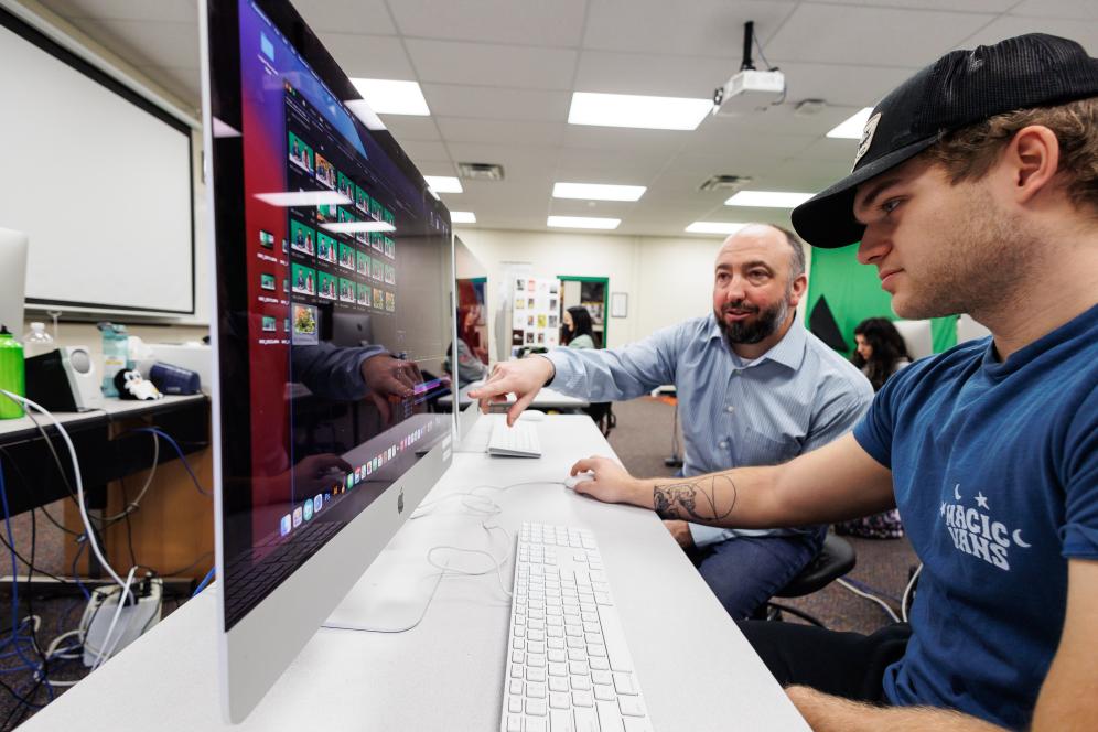 Doug McCambridge is teaching photoshop in the media lab.